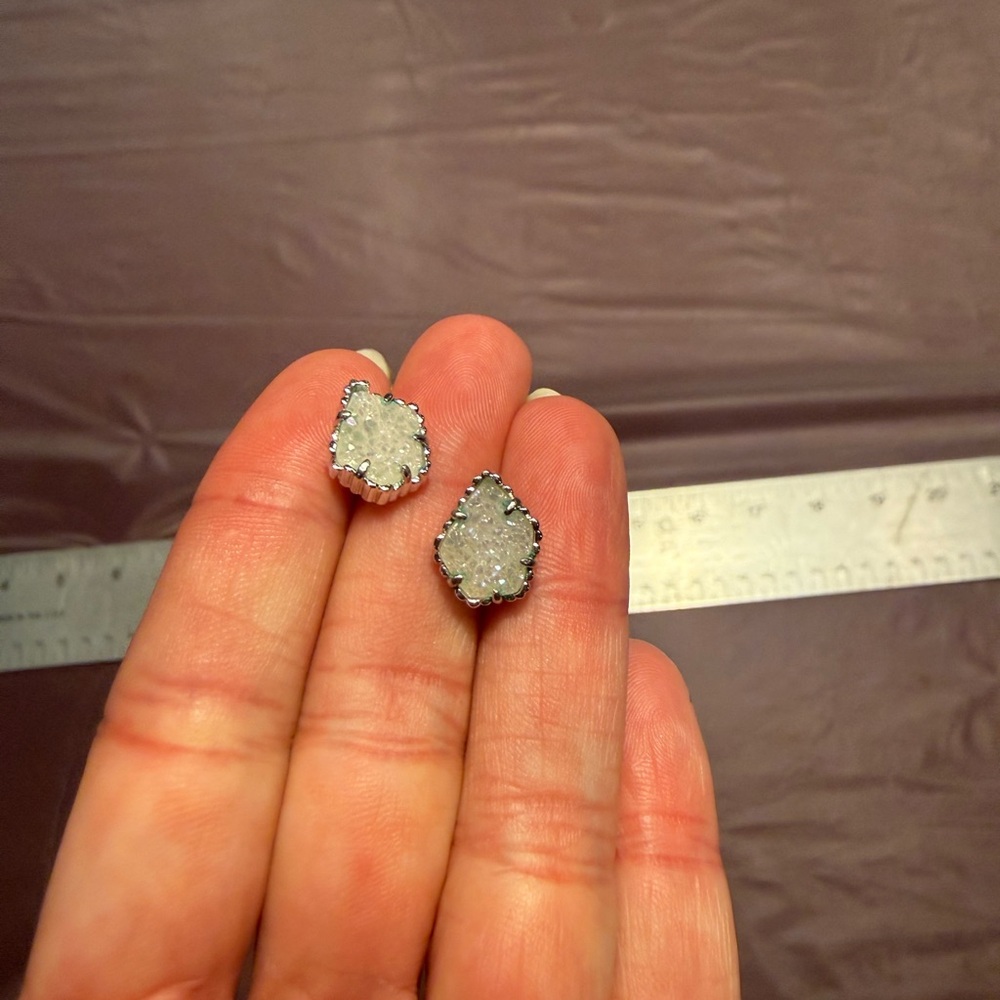 KENDRA SCOTT- Tessa Rhodium Stud In Iridescent Drusy - Picture 5 of 6